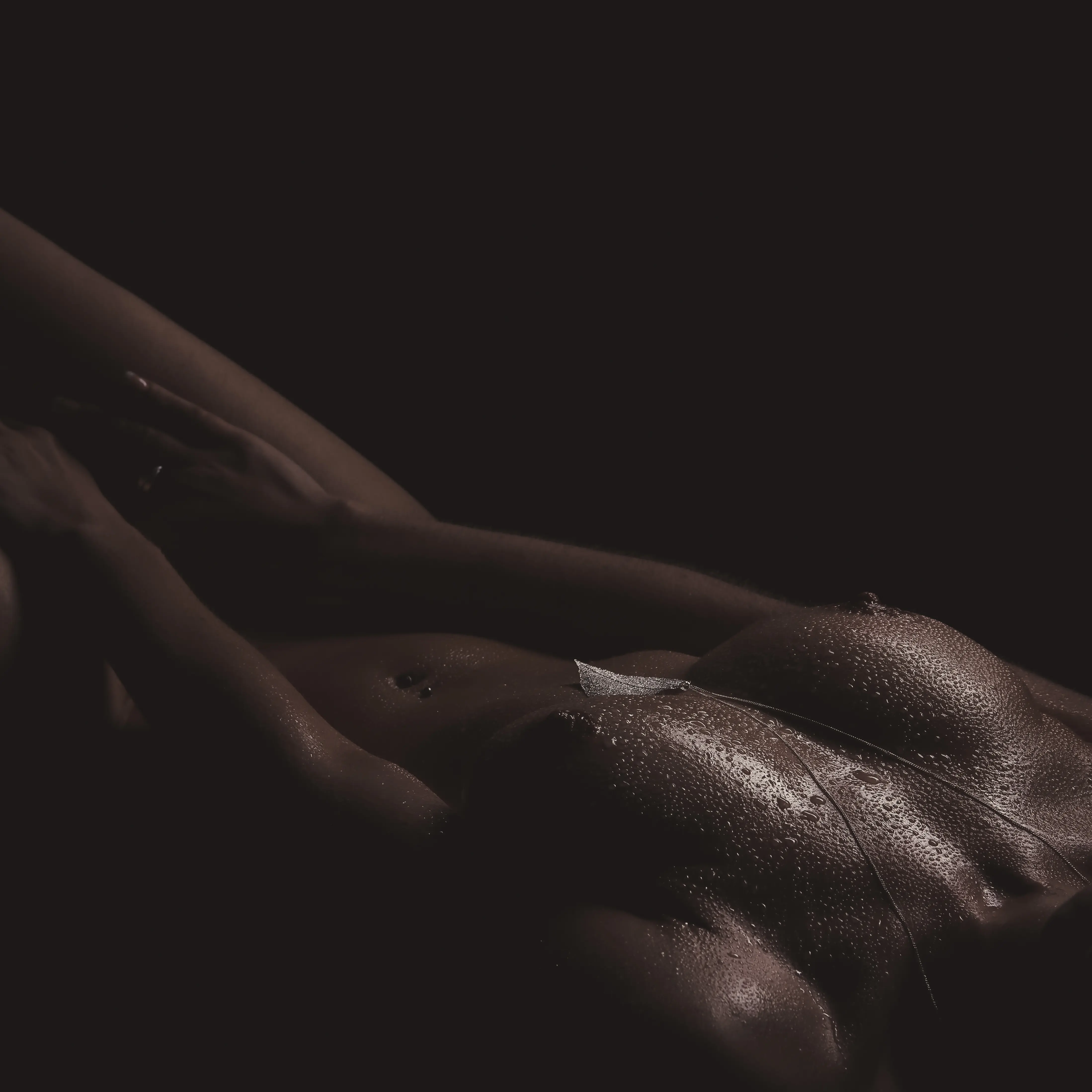 Artistischer Akt mit Wassertropfen