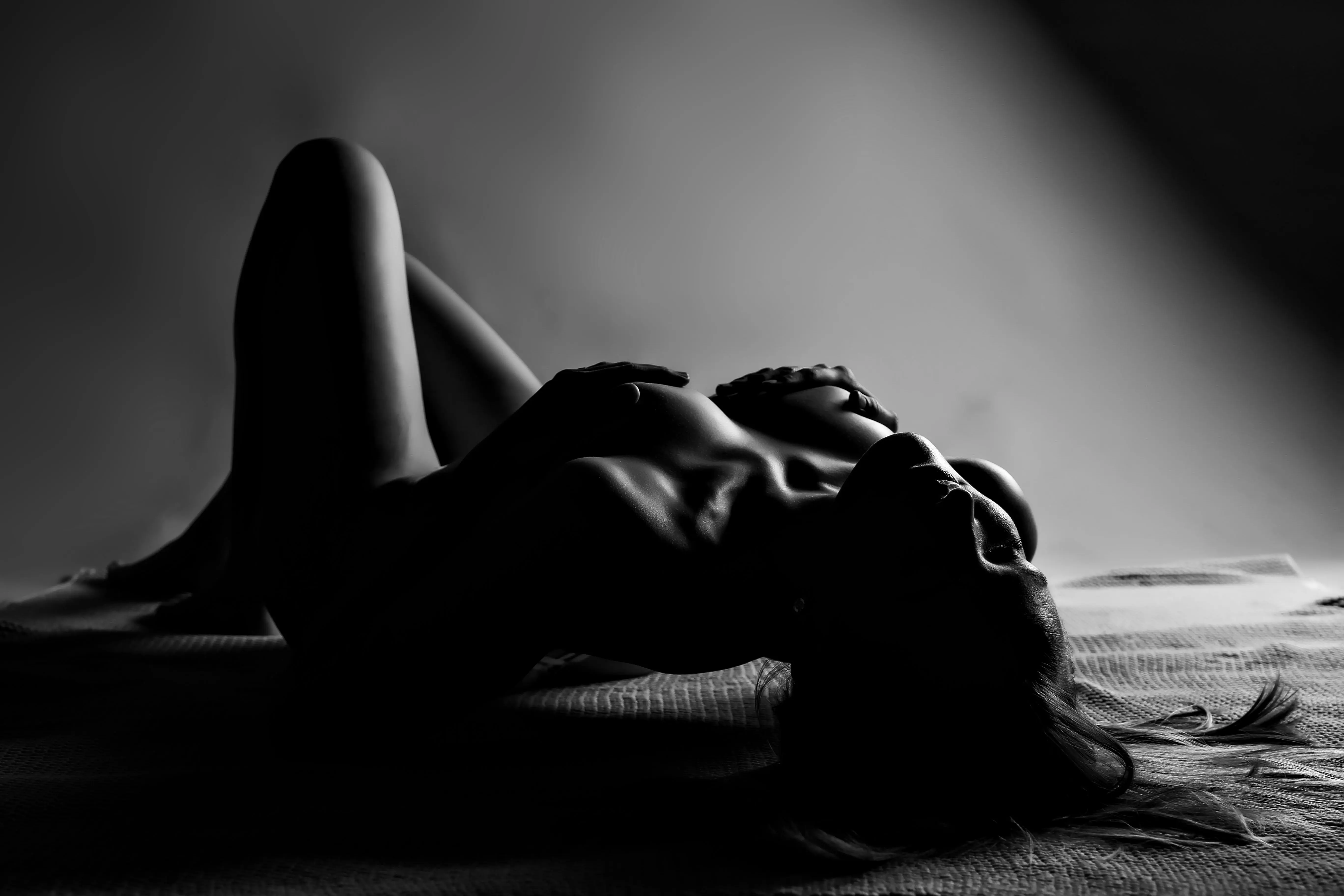 Liegende Silhouette in Schwarzweiss