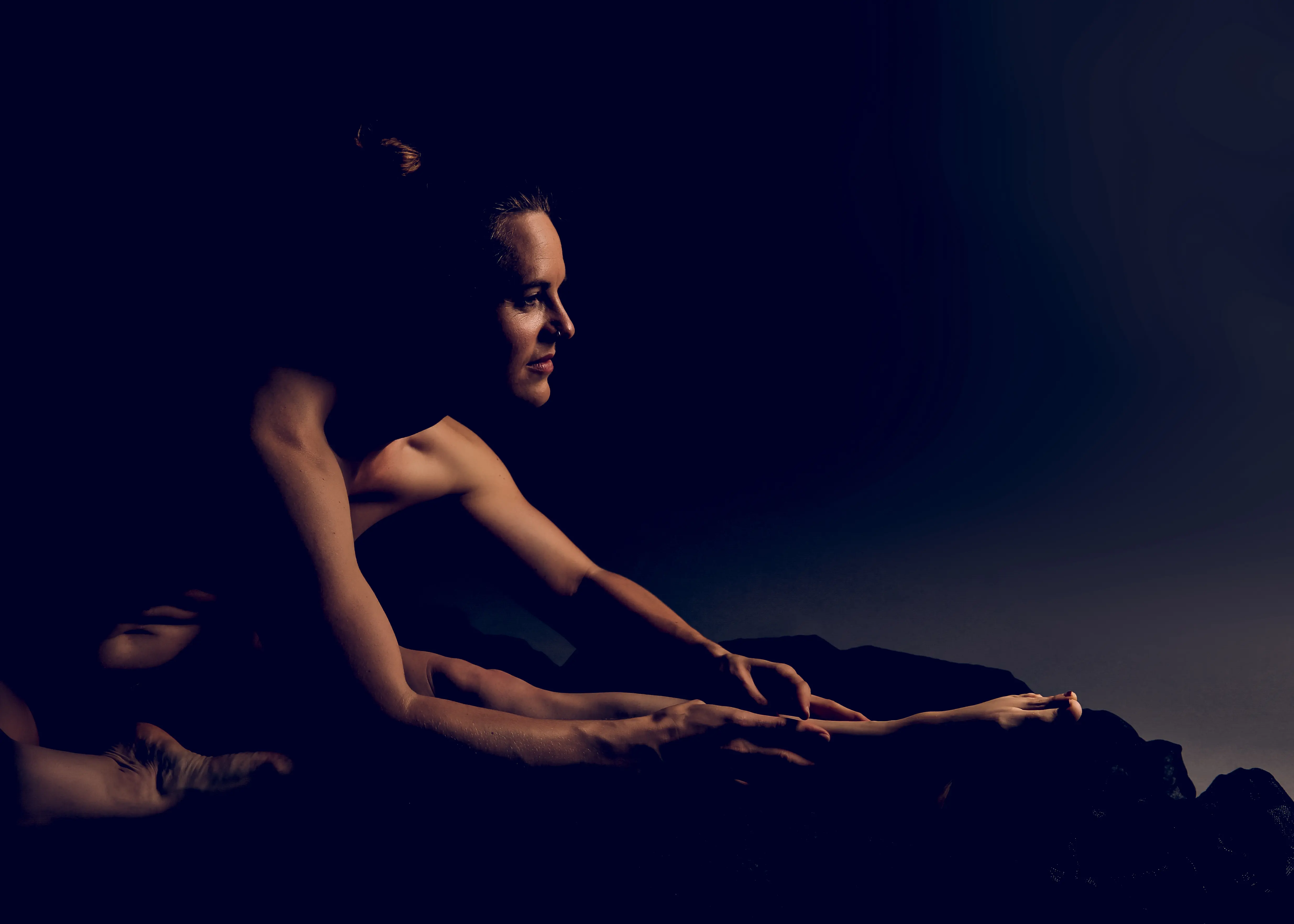 Sitzende Frau im Profil, Low-Key