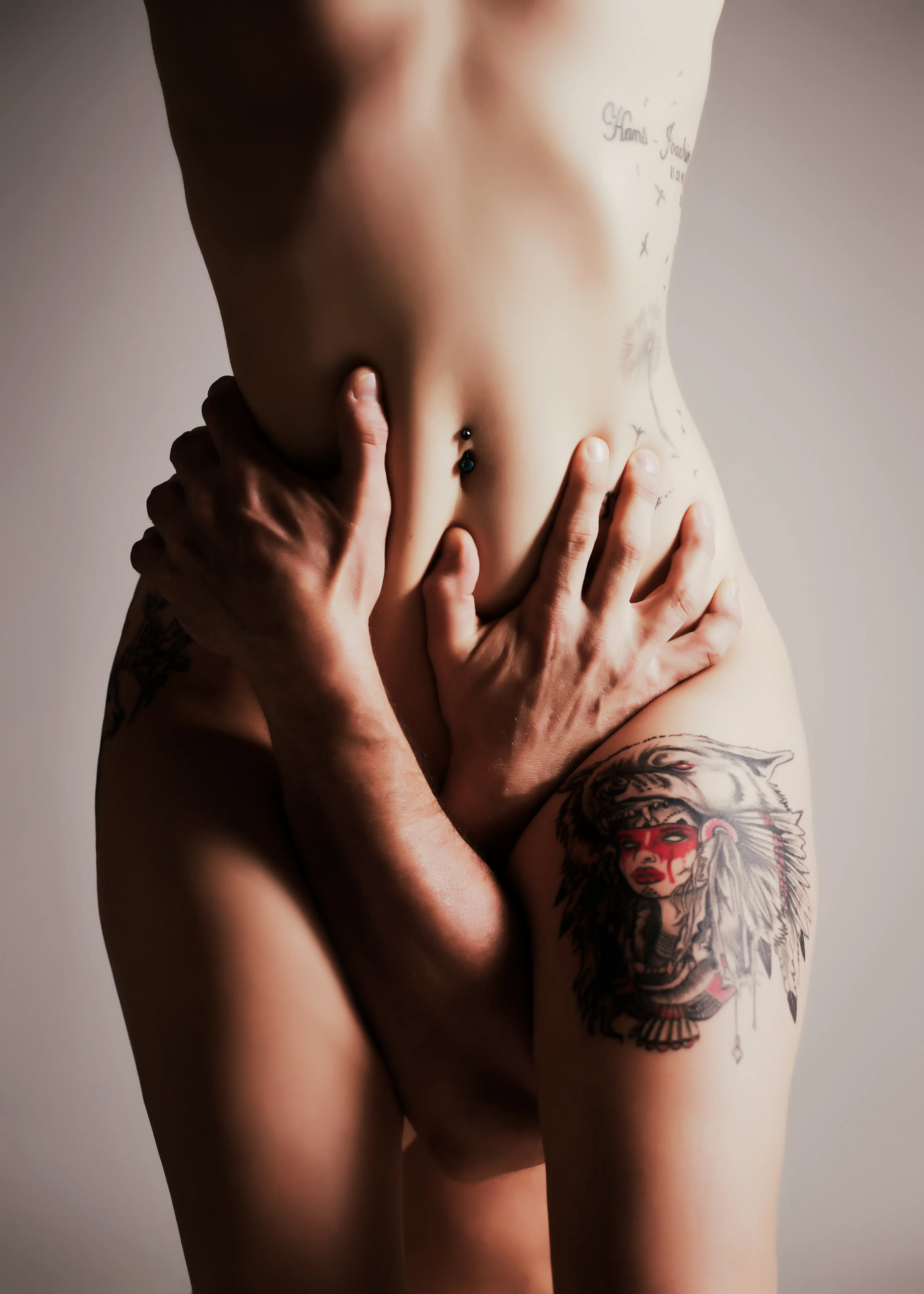 Torso mit Tattoos, selbstbewusst