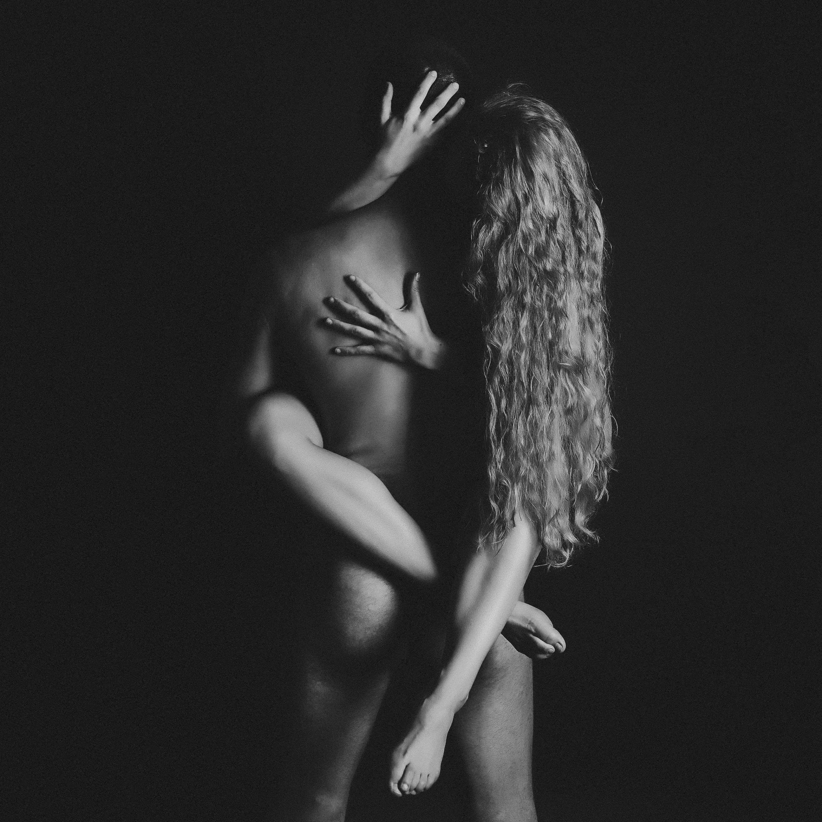 Umarmung zweier Frauen in Schwarzweiss