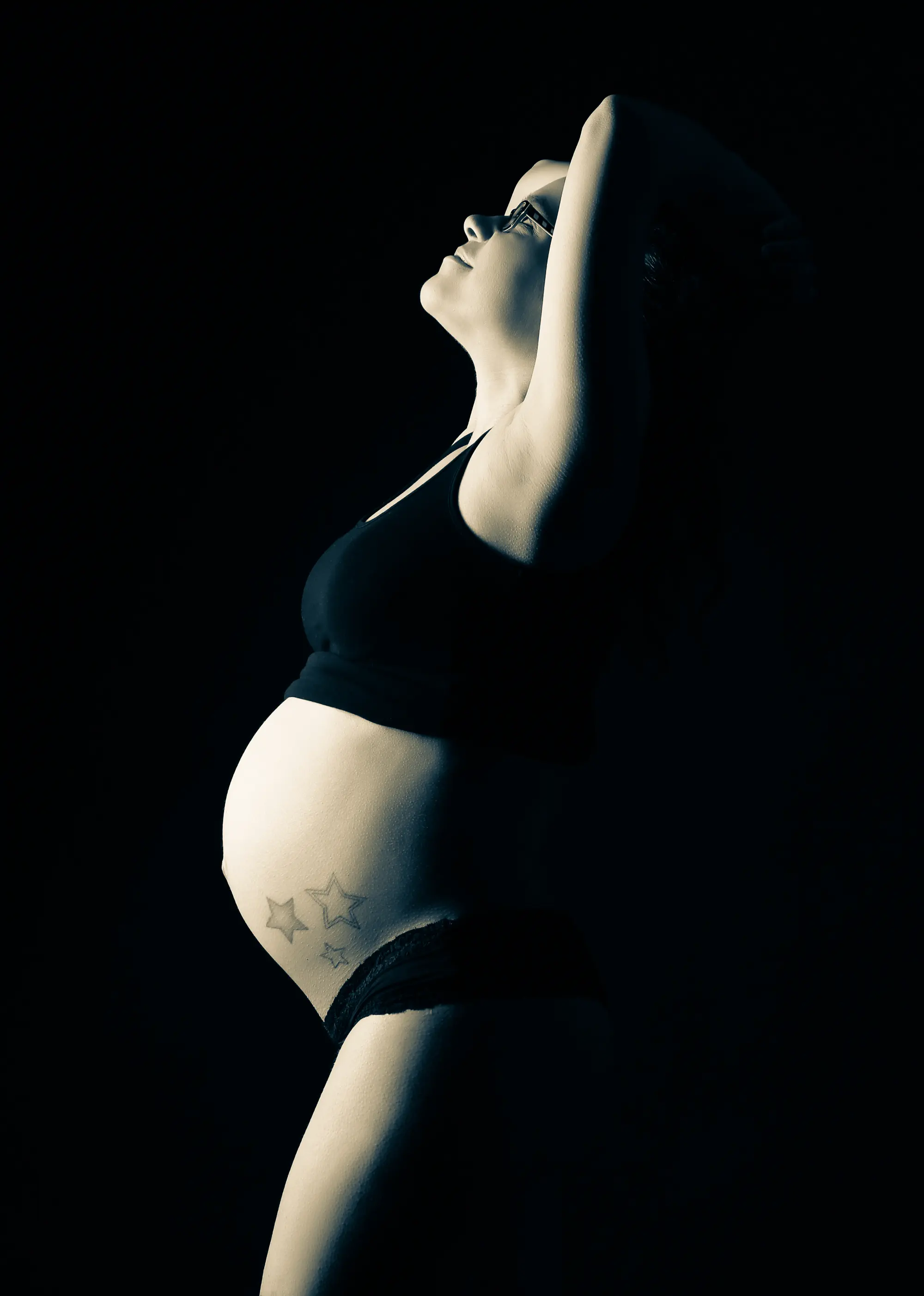 Schwangere im Seitenprofil