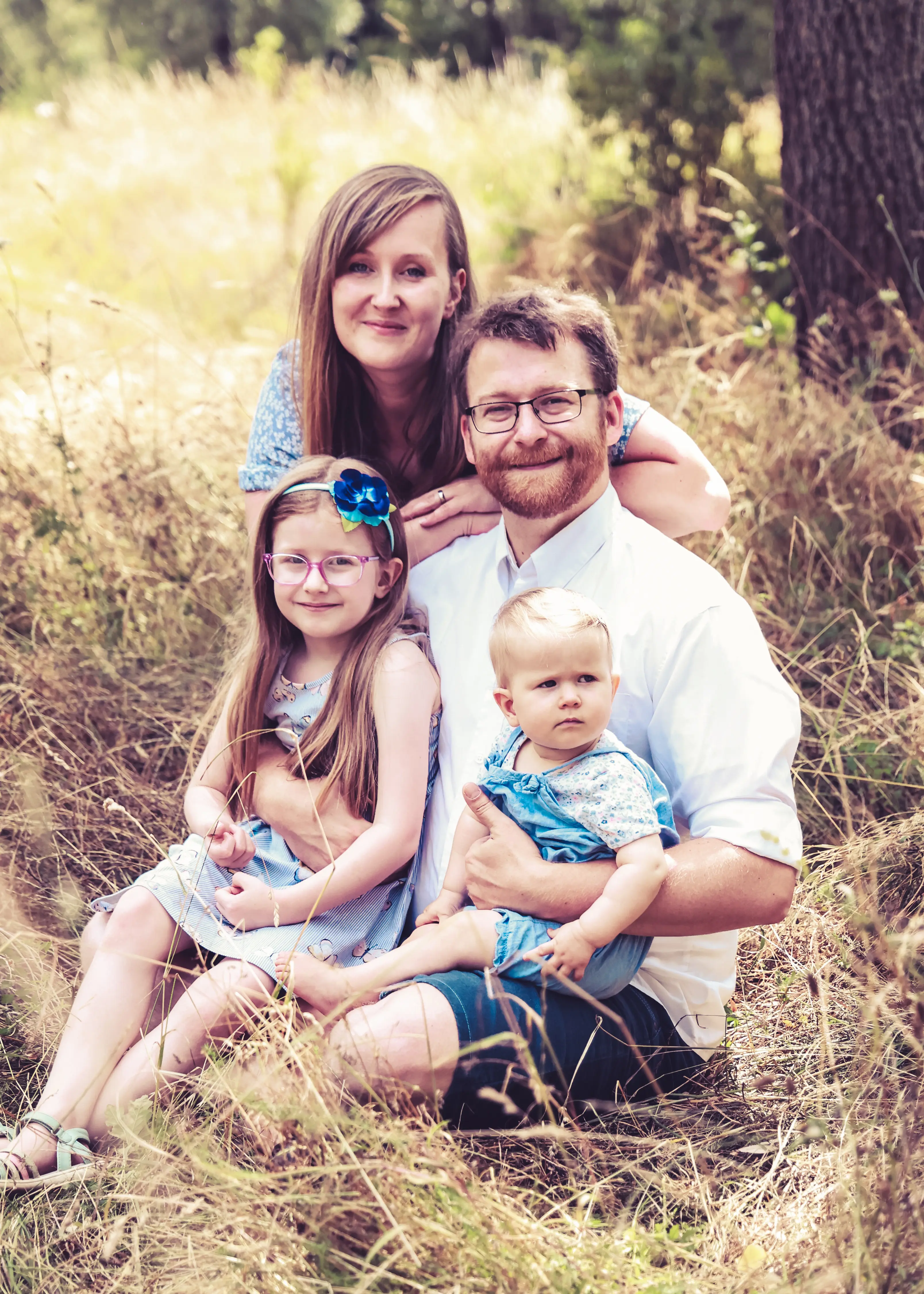 Familie entspannt im Gras mit Kleinkind