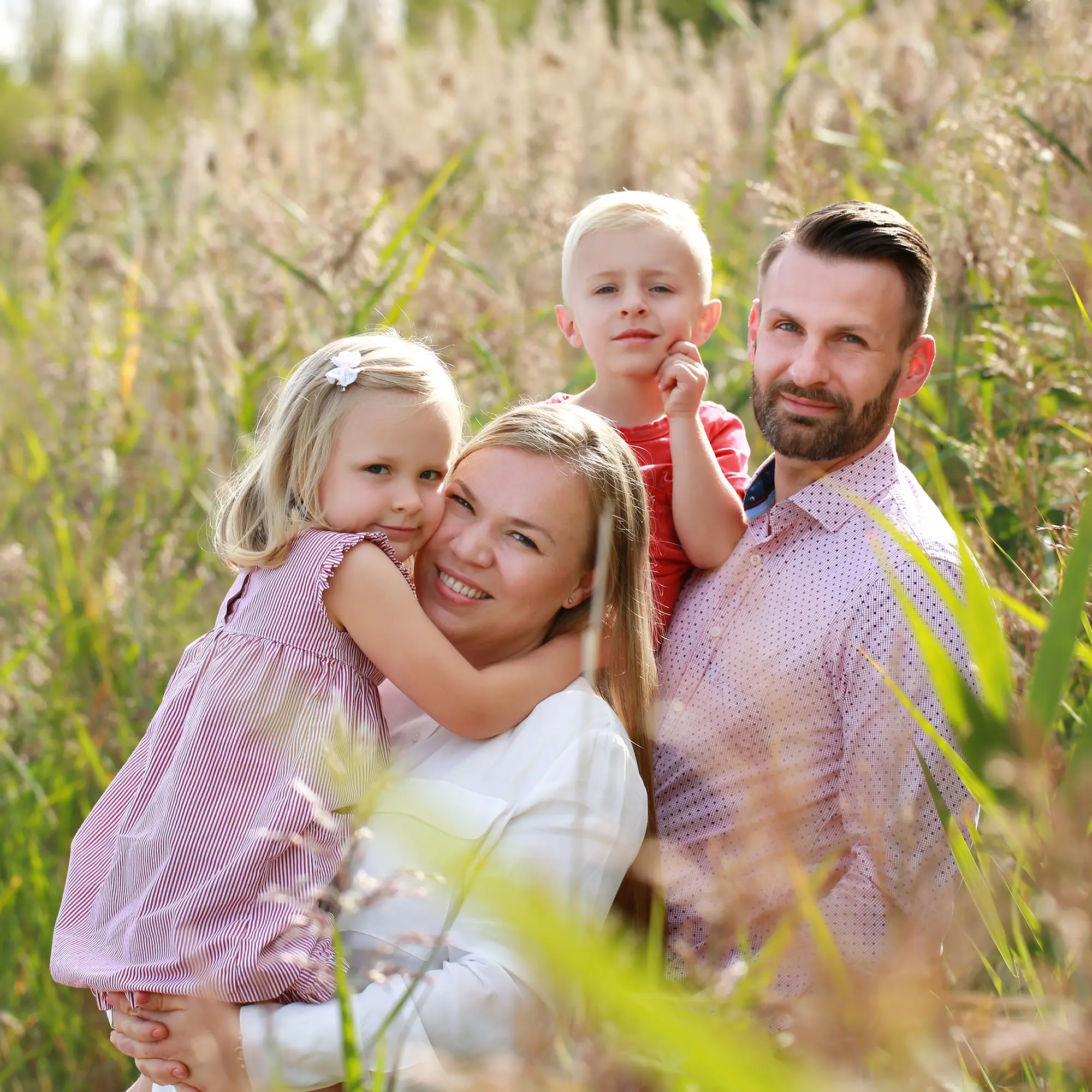 Familie im Kornfeld im Sommer