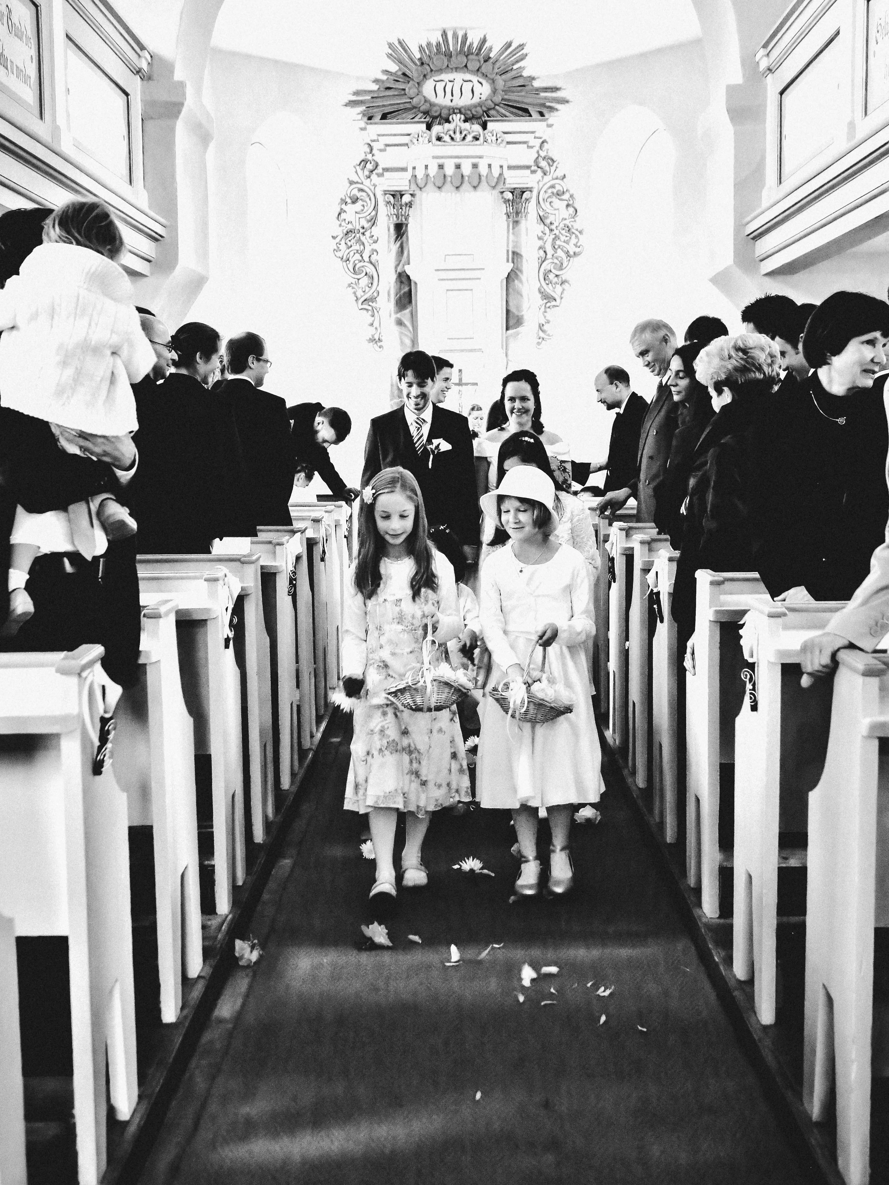Blumenmaedchen in der Kirche