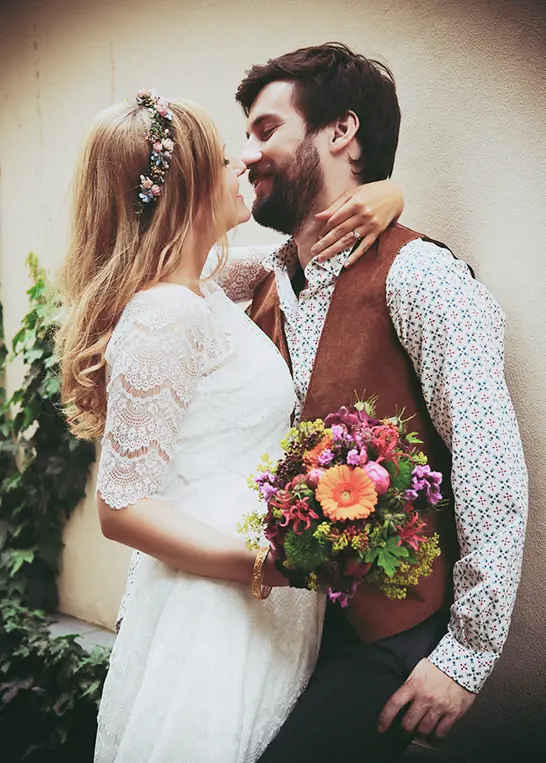 Bohemian Brautpaar beim Kuss