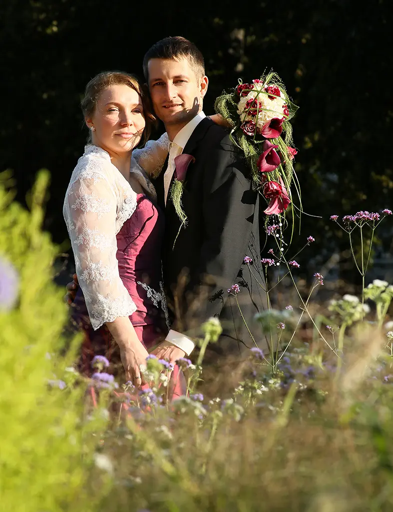 Brautpaar in Blumenwiese