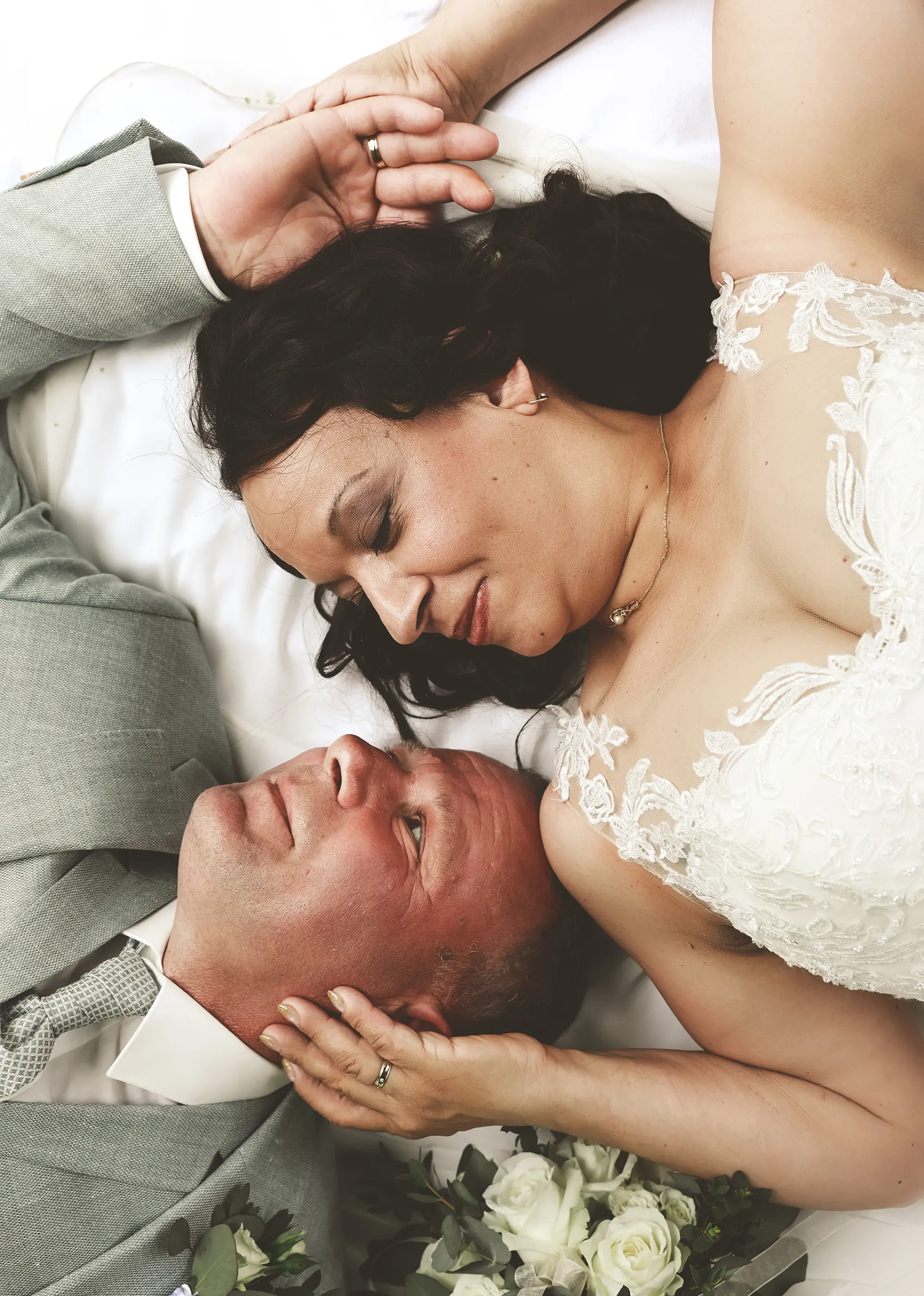 Brautpaar liegend von oben