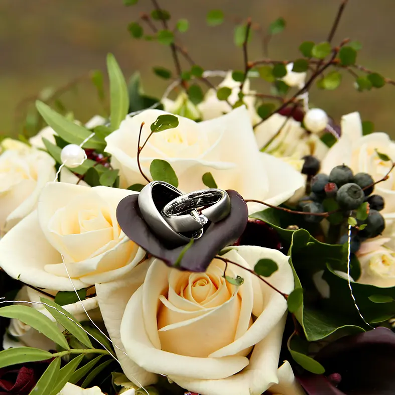 Eheringe auf Brautstrauss