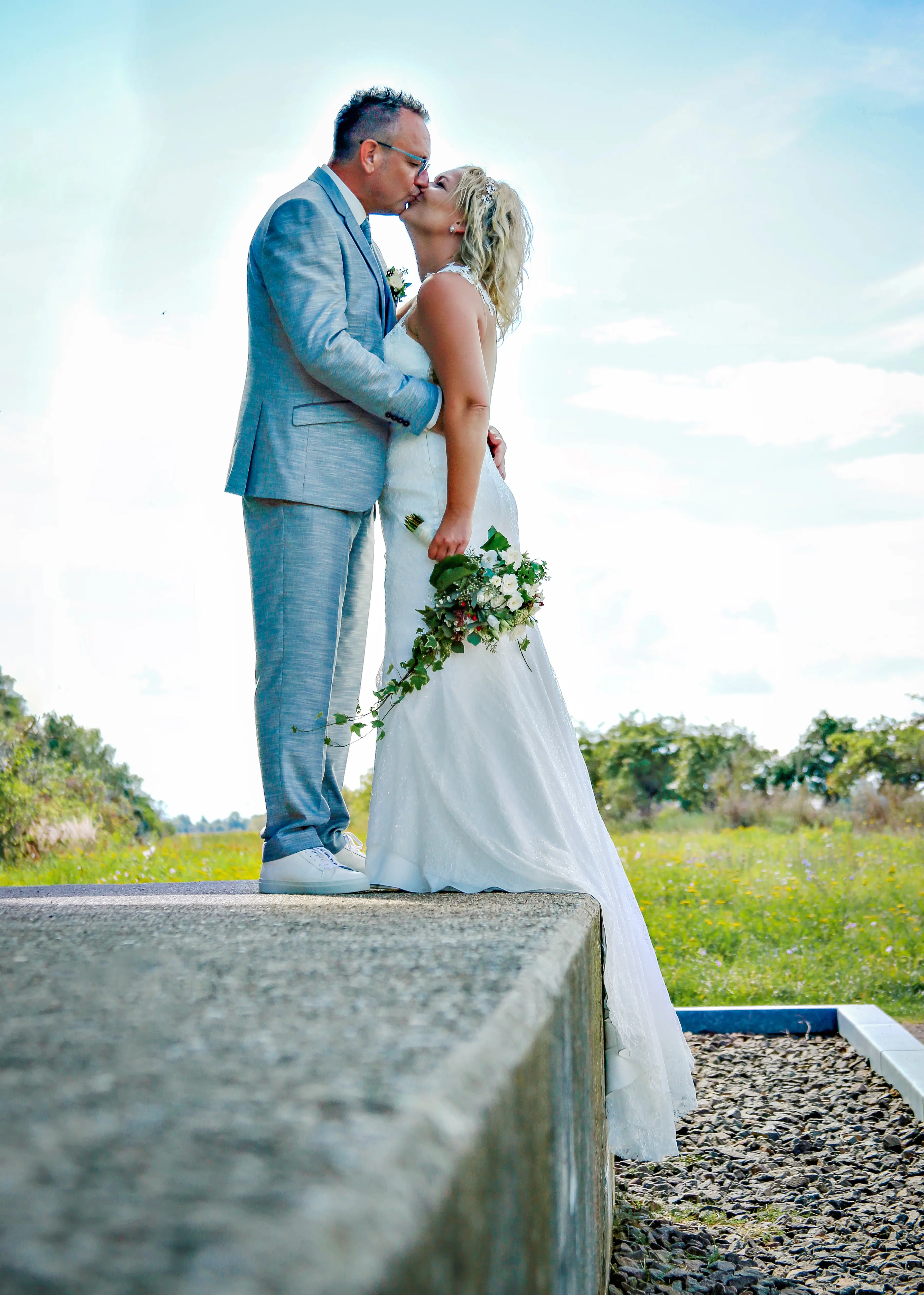 Kuss vor weitem Himmel