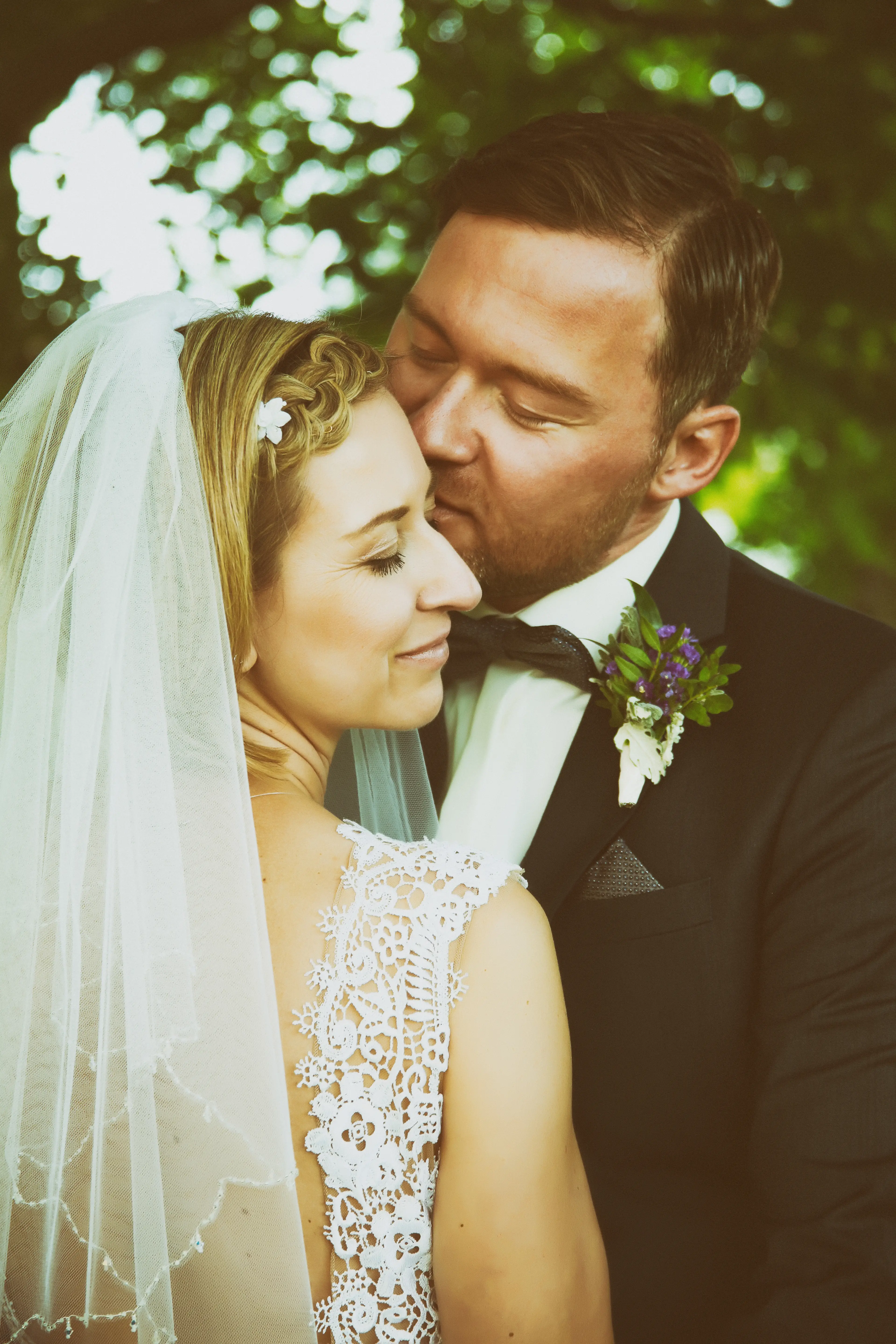 Stirnkuss Nahaufnahme bei Hochzeit