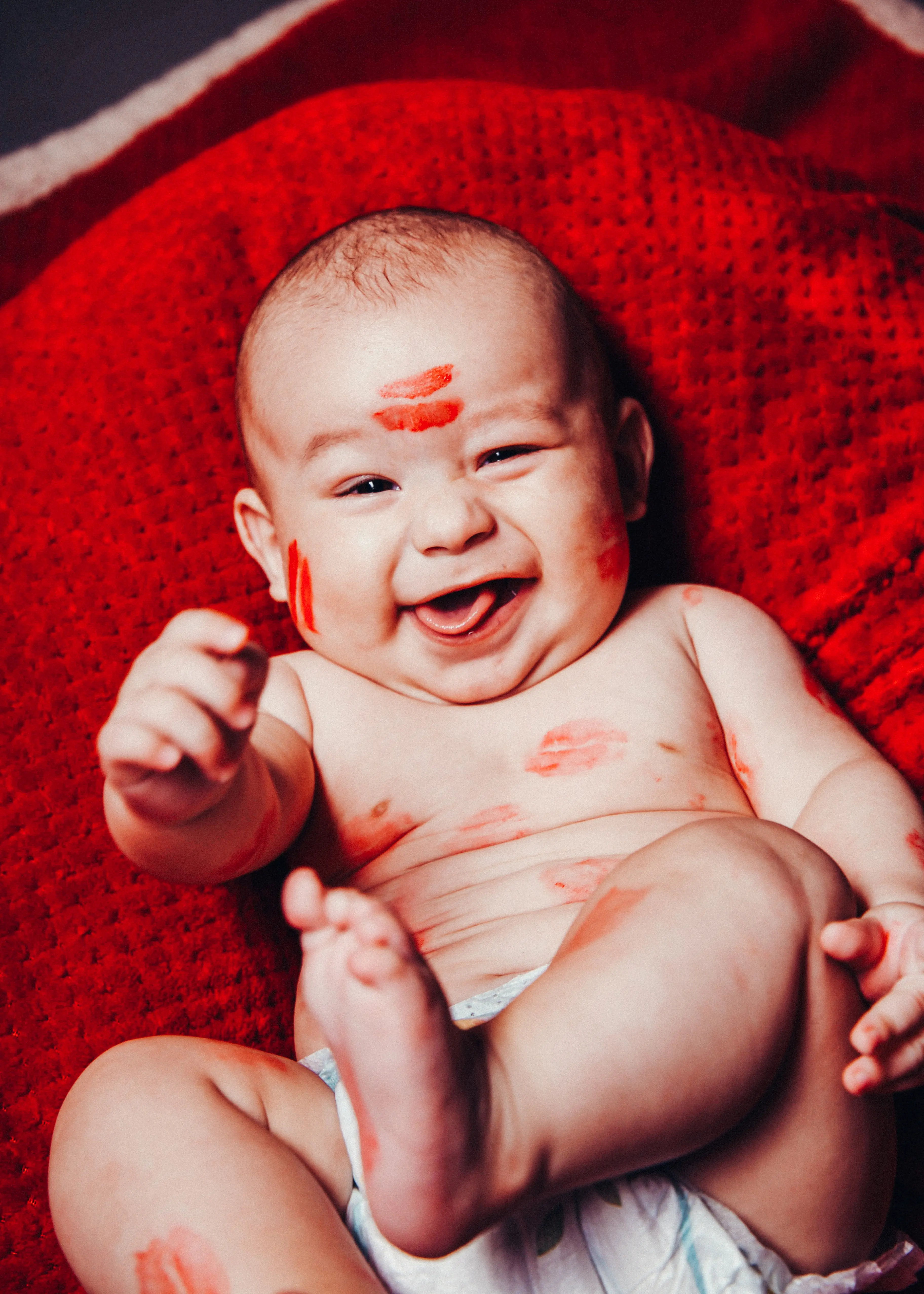 Lachendes Baby mit Kussmuendern