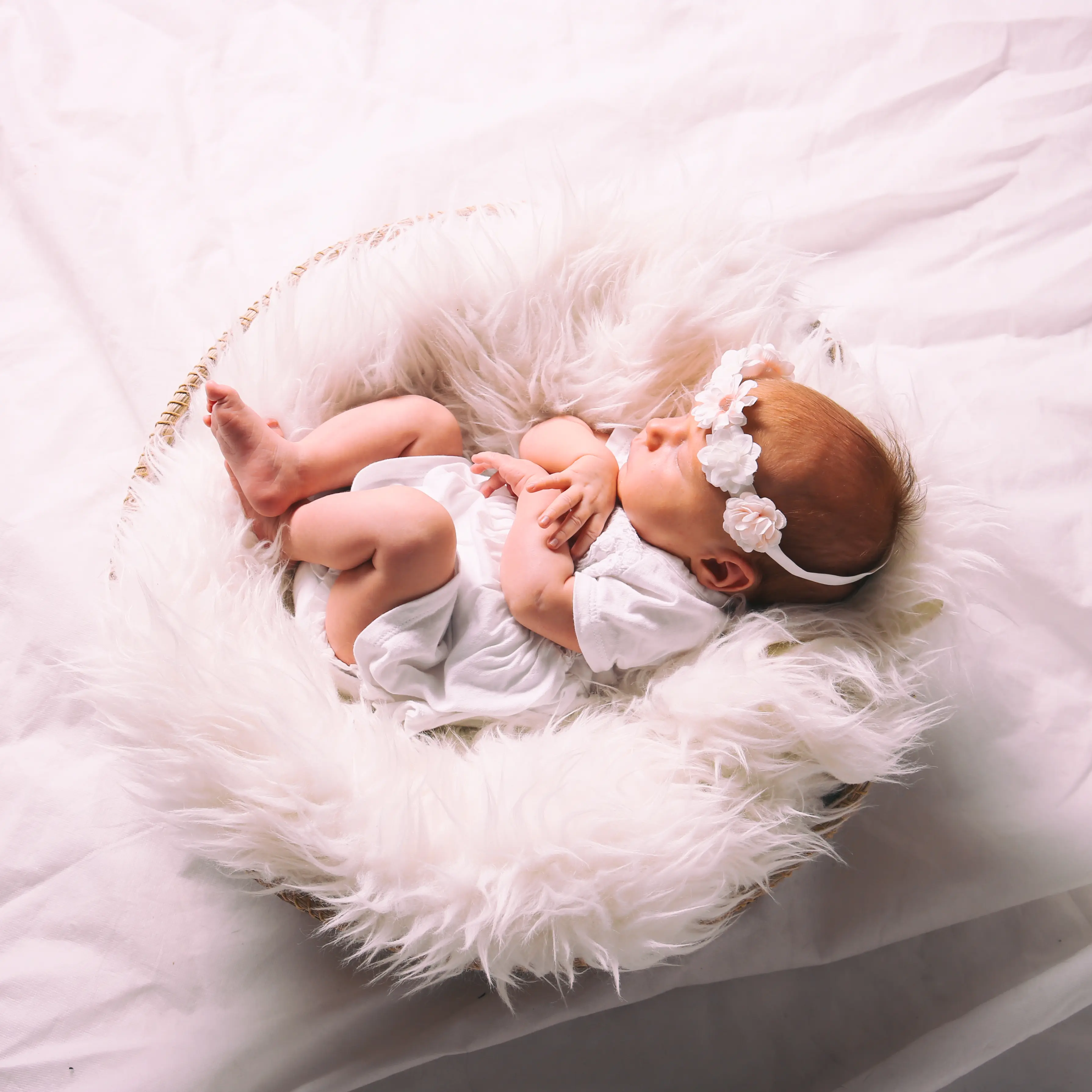 Baby friedlich im Fellkoerbchen