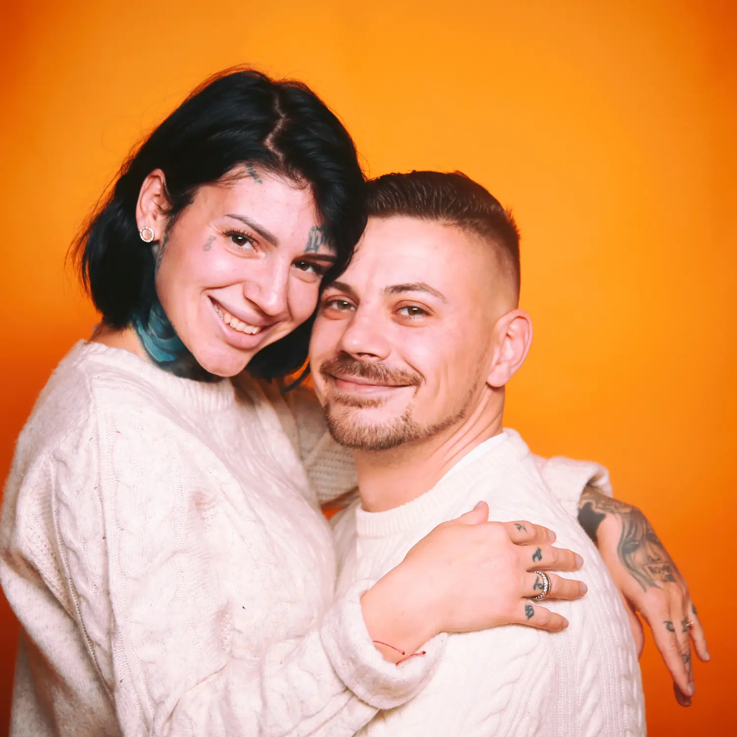 Junges Paar umarmt sich froehlich