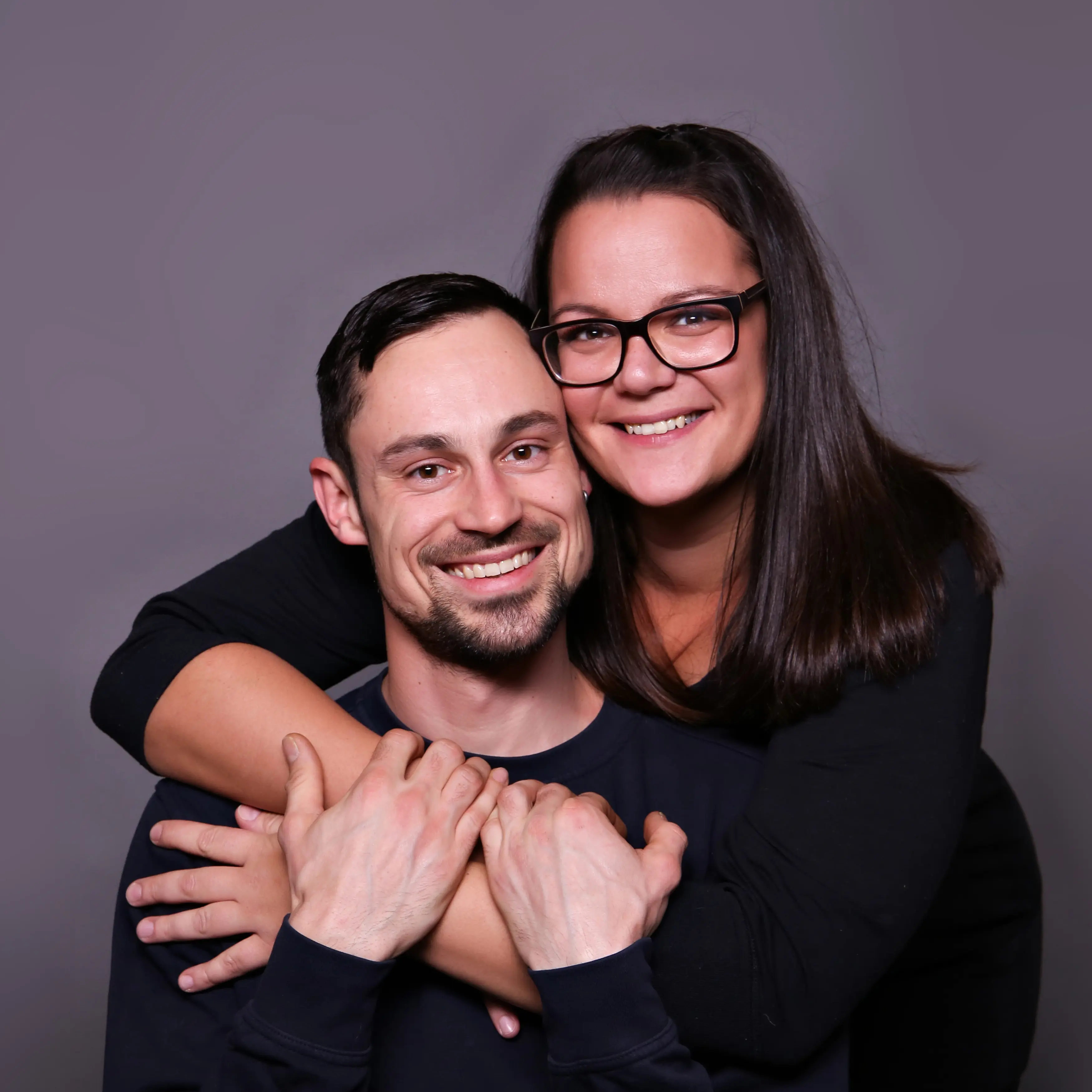 Paar im Studio vor grauem Hintergrund