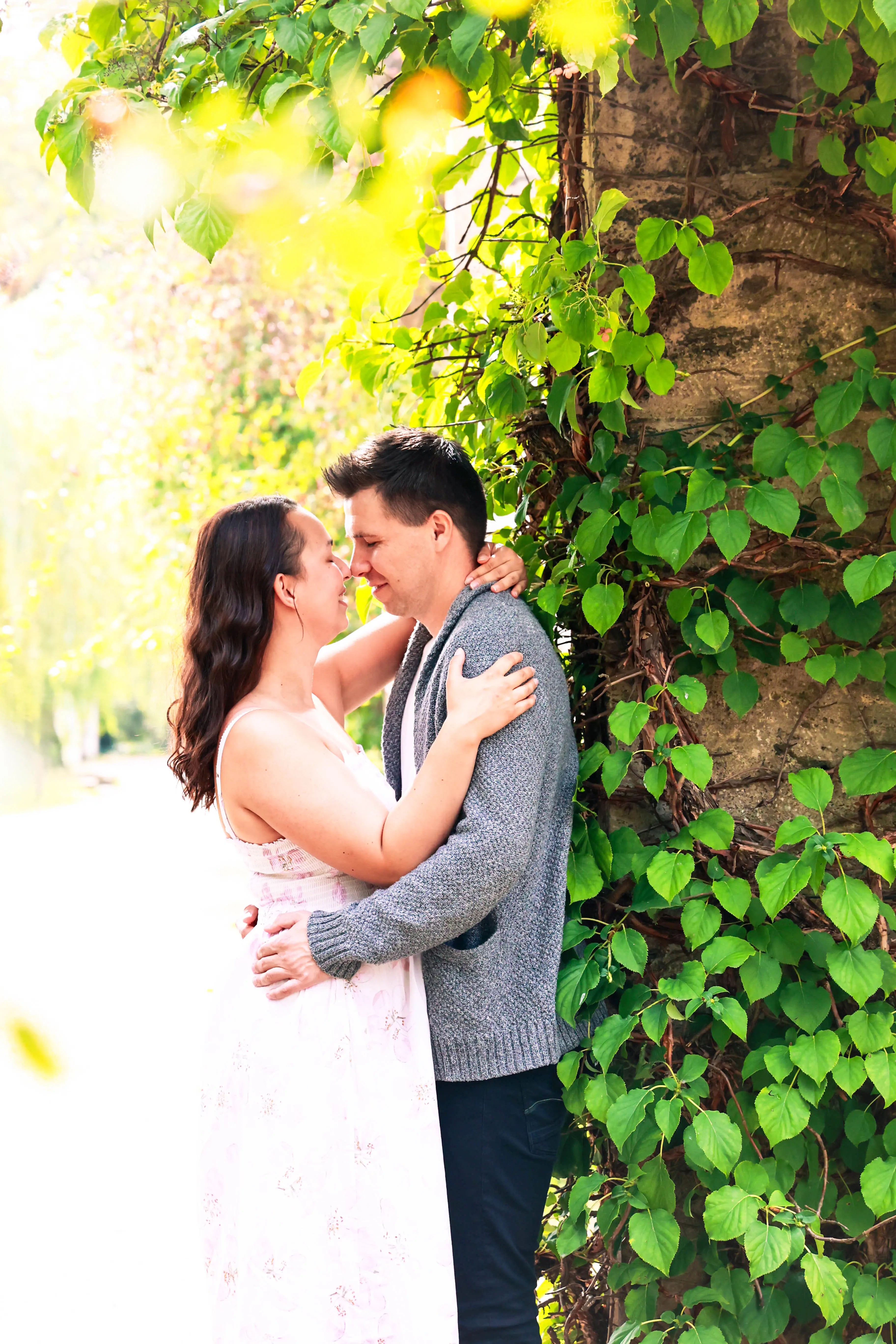 Verliebtes Paar im Gruenen