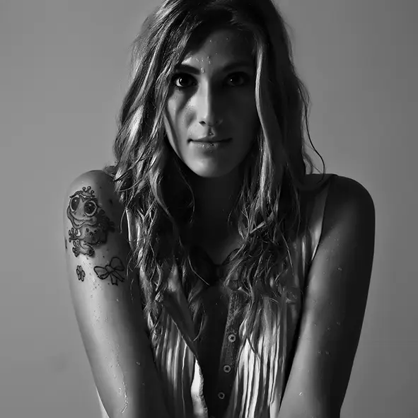 Natuerliches Portrait mit Tattoo