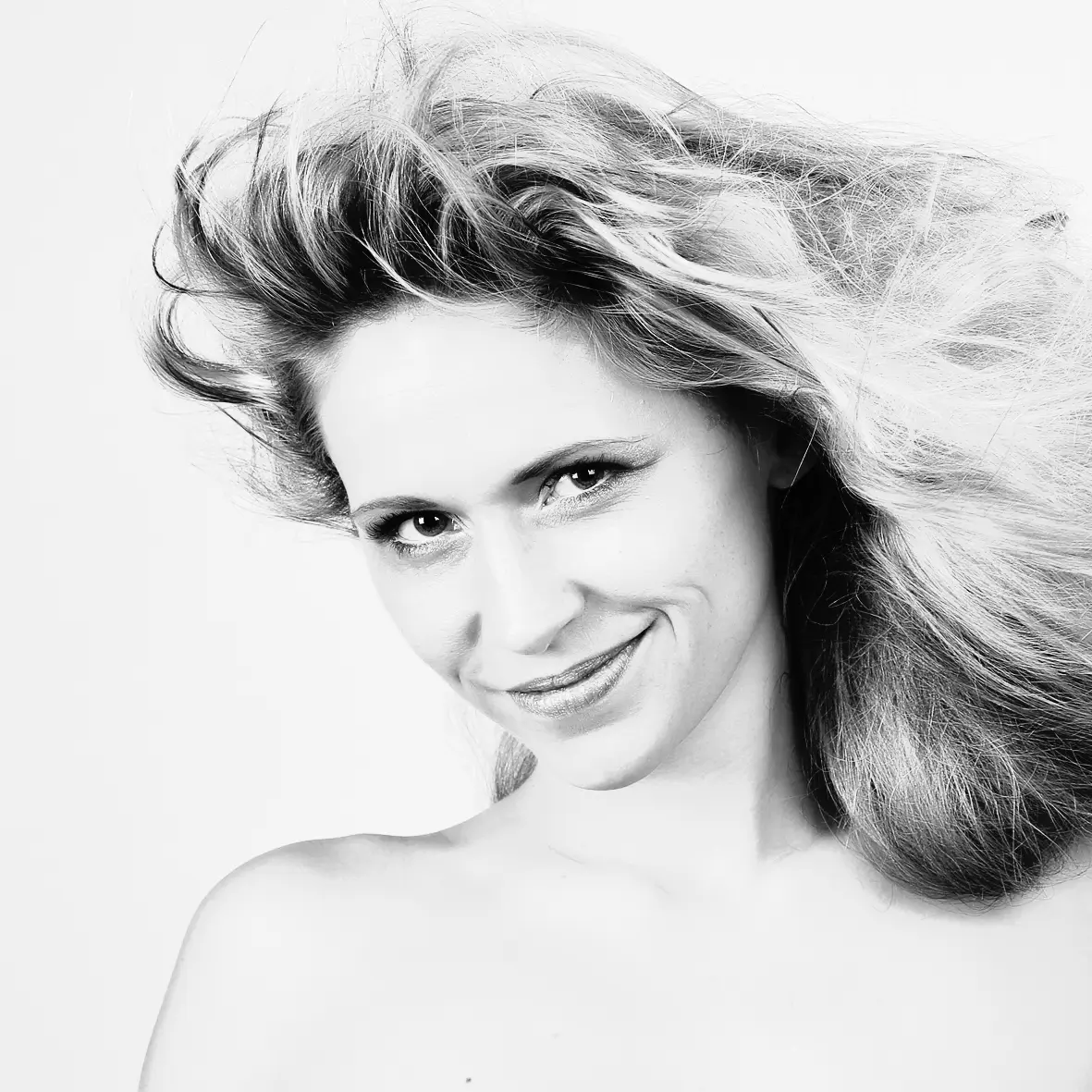 Dynamisches Portrait mit wehenden Haaren in Schwarzweiss