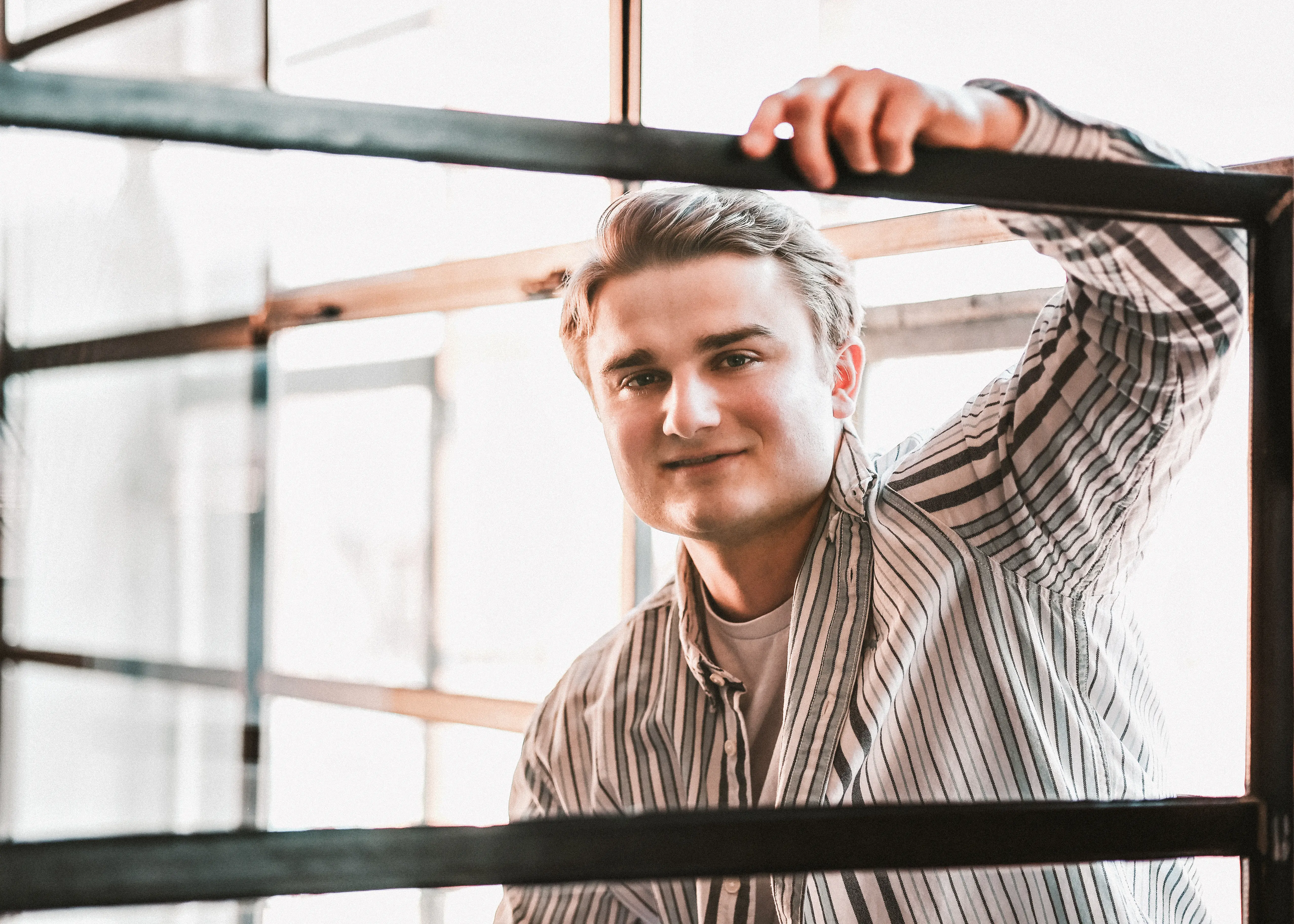 Mann am Fenster im Portrait