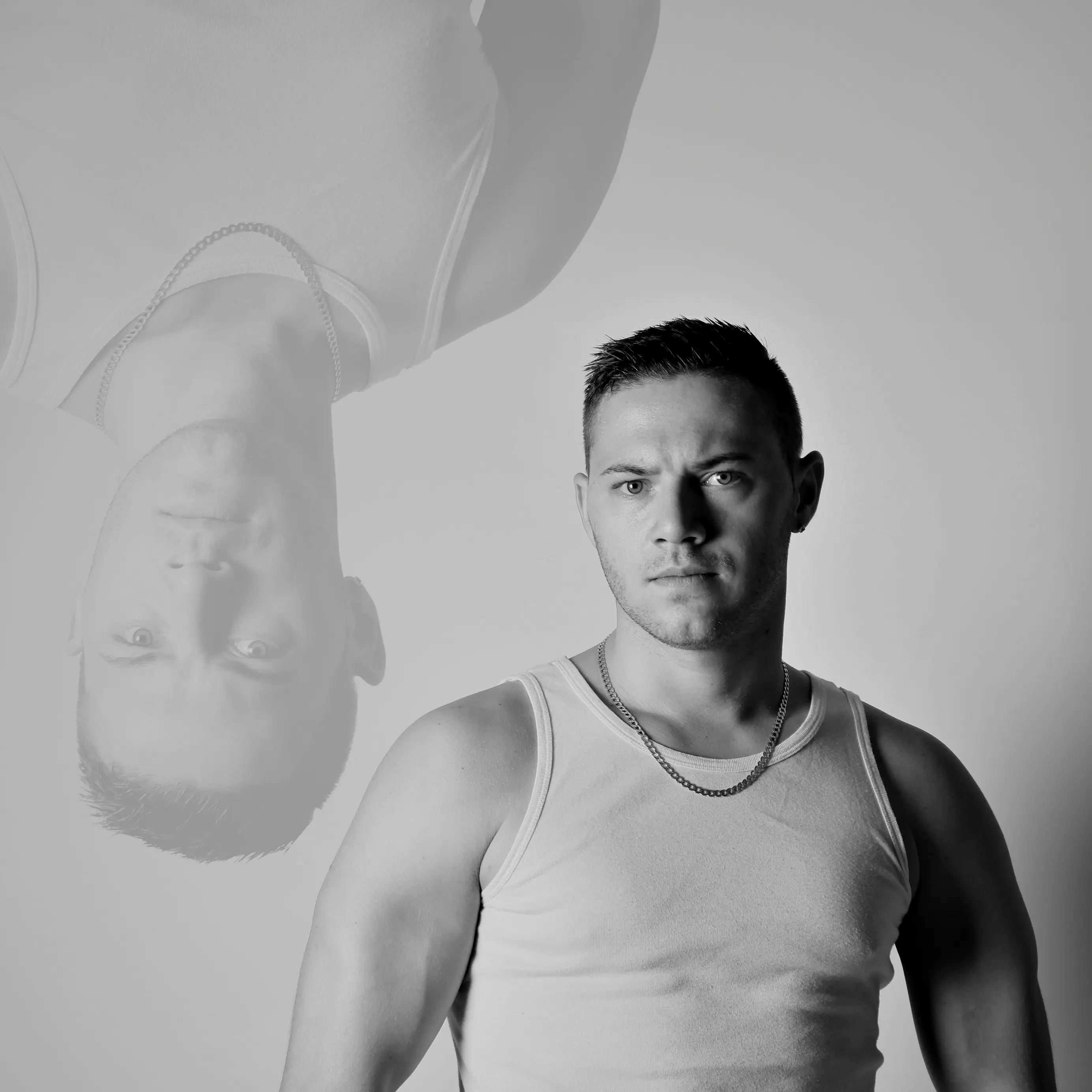 Maennliches Portrait mit Spiegelung in Schwarzweiss